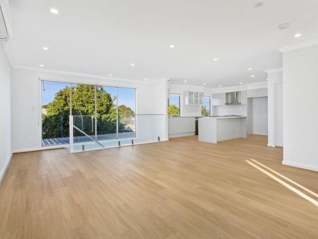 Modern 3 Bedroom Townhouse with Courtyard & Double Garage