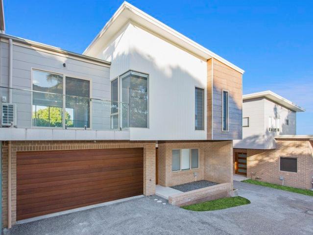 Modern 3 Bedroom Townhouse with Courtyard & Double Garage