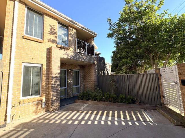 Modern 3 Bedroom Townhouse with Double Garage & Rear Access