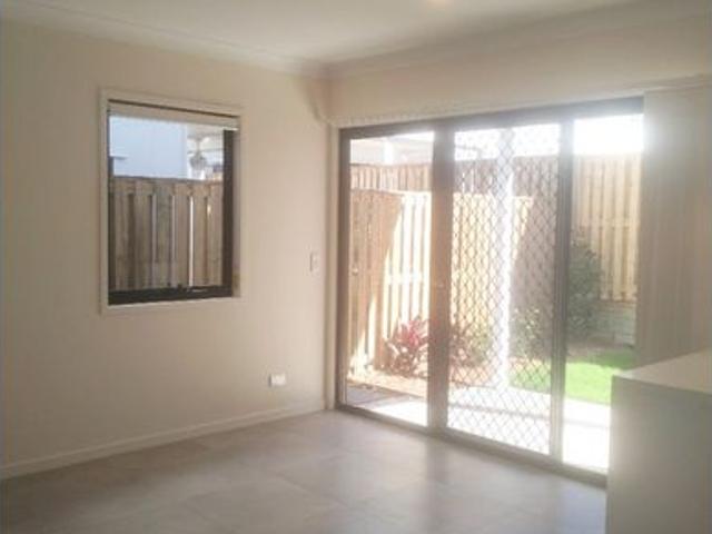 Modern 3 bedroom Townhouse with extra living room