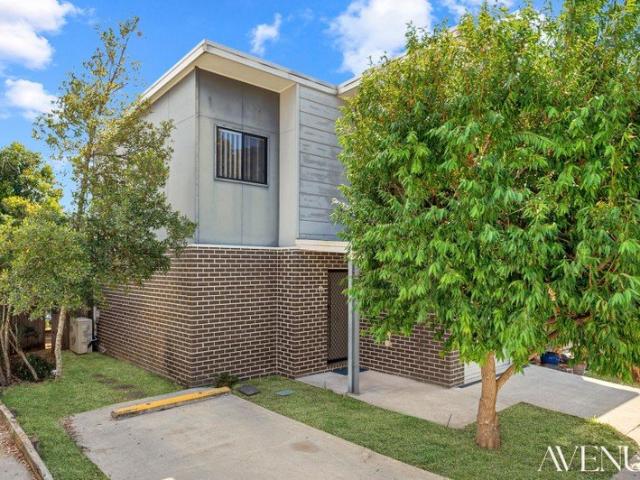 Modern 3 Bedroom Townhouse with Ensuite, Study Nook, Private Courtyard & Extra Car Space