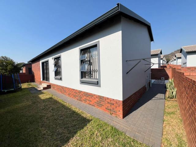 Modern 3 Bedroom Townhouse with Inverter in Sought After Royal Ridge Estate