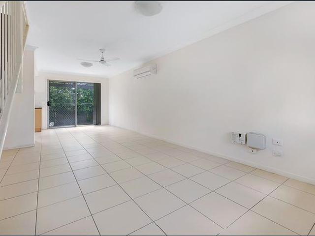 Modern 3 Bedroom Townhouse with Pool in a Convenient Location