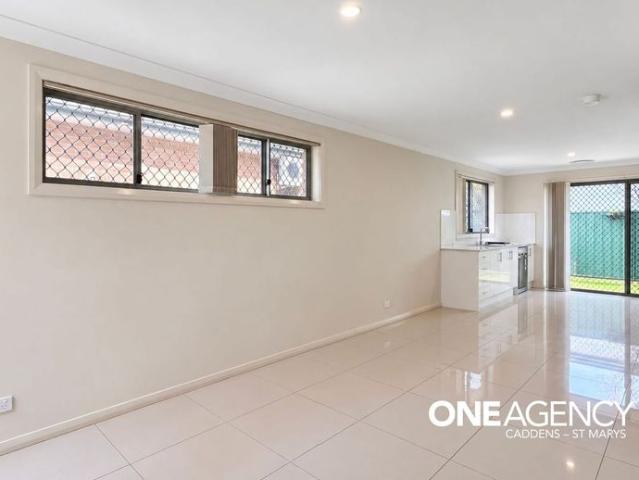 MODERN 3 BEDROOM TOWNHOUSE WITH PRIVATE COURTYARD!