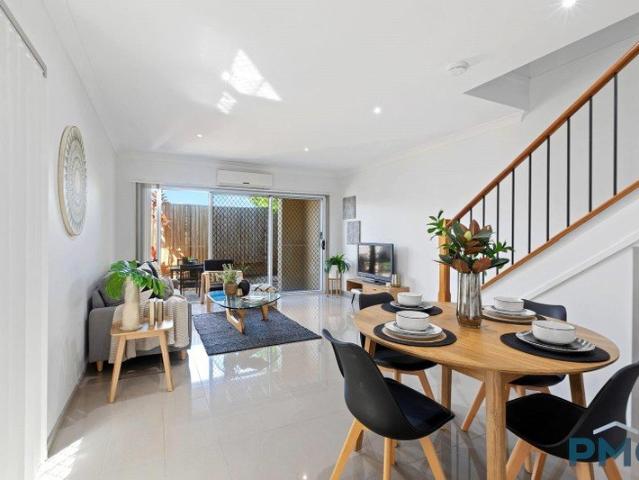 MODERN 3 BEDROOM TOWNHOUSE WITH SO MUCH CONVENIENCE!