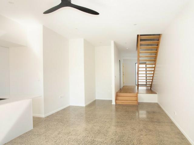 MODERN, 3 BEDROOM TOWNHOUSE WITH SOLAR!