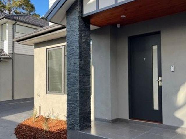 Modern 3 Bedroom Townhouse with 3 Bathrooms & Double Garage in Doncaster