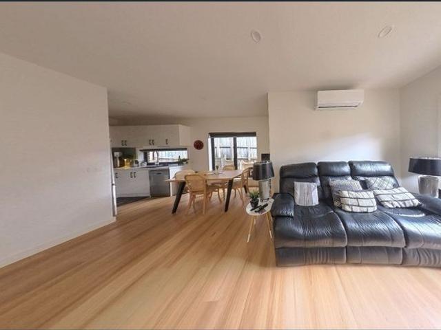 Modern 3 Bedroom Townhouse with 3 Bathrooms in the Heart of Ringwood