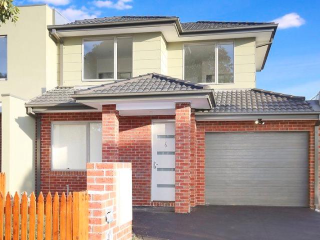 Modern 3 bedroom townhouse close to all amenities