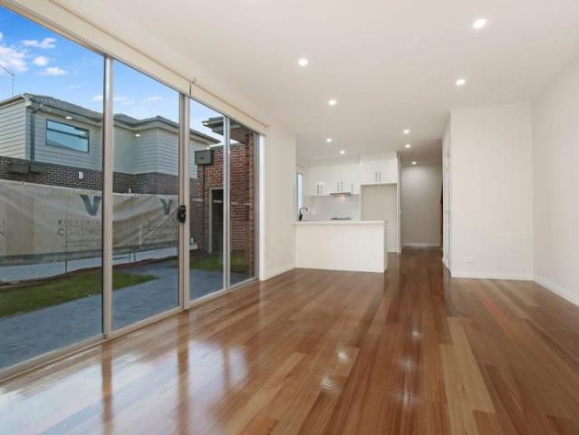 Modern 3 bedroom townhouse close to all amenities