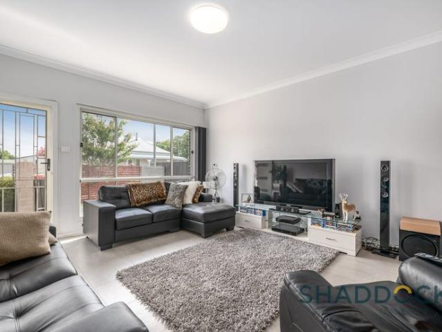 Modern 3 bedroom townhouse downtown!