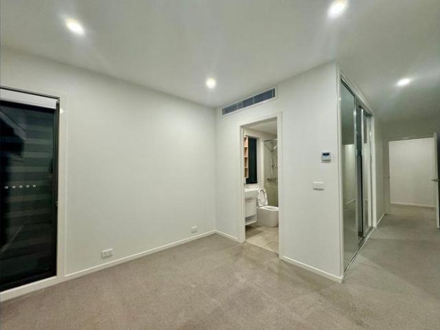 Modern 3 Bedroom Townhouse for Lease in Prime Ivanhoe Location