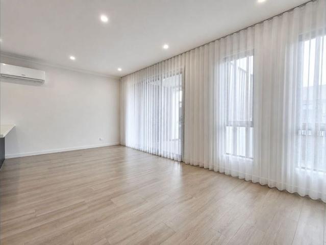 Modern 3 Bedroom Townhouse, Great Location!
