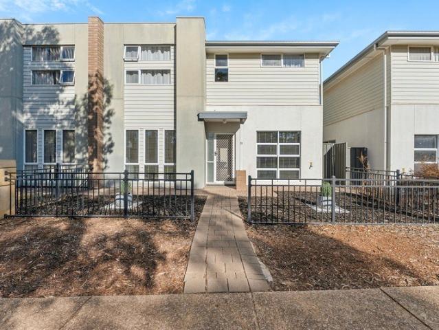 Modern 3 bedroom Townhouse. Immaculate Condition. Great Location