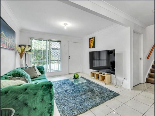 Modern 3 Bedroom Townhouse in the Heart of Goodna