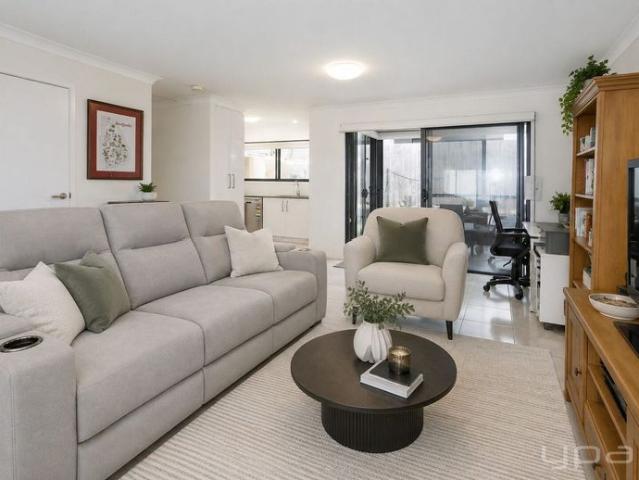 Modern 3 Bedroom Townhouse in the Heart of Helensvale