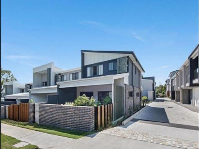 Modern 3 Bedroom Townhouse in the Heart of Manly West