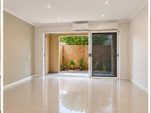 Modern 3 Bedroom Townhouse in a Convenient Mount Gravatt East Location Water Included