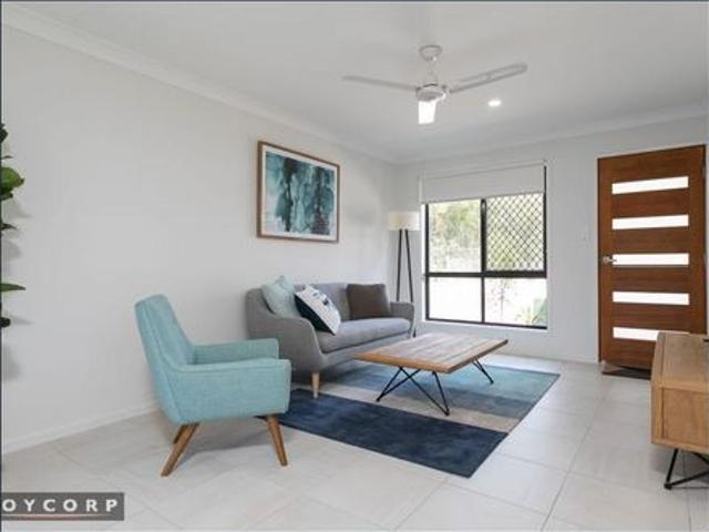 Modern 3 Bedroom Townhouse in a Desirable Location Stylish & Spacious!