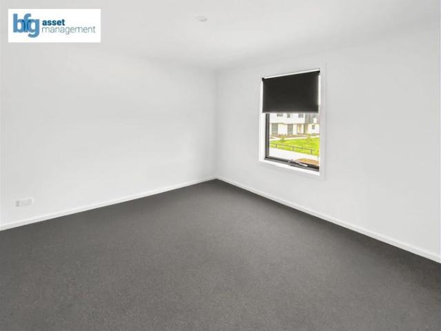 Modern 3 Bedroom Townhouse in a Prime Location! With 2 A/C Units Upstairs