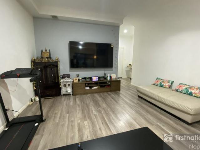 Modern 3 Bedroom Townhouse in a Prime Walk to Station Location