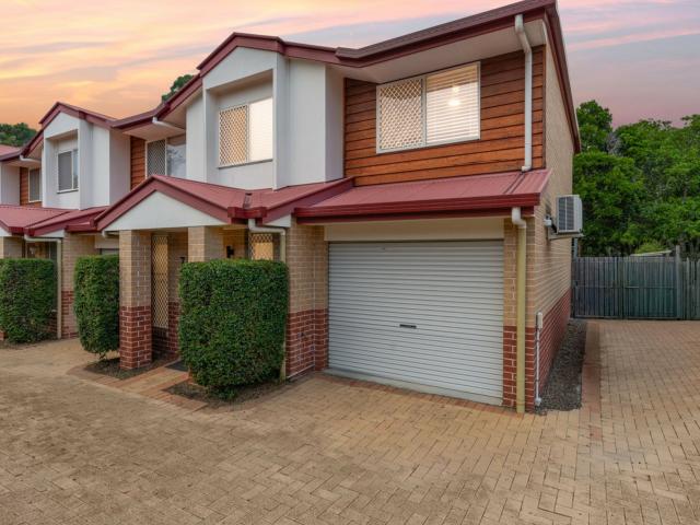 MODERN 3 BEDROOM TOWNHOUSE IN CENTRAL LOCATION