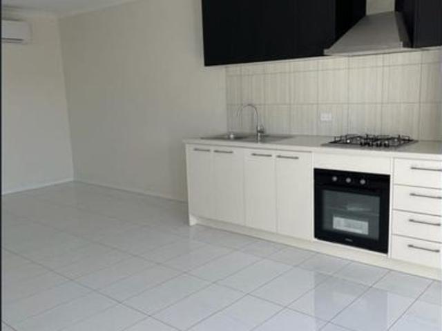 Modern 3 Bedroom Townhouse in Convenient Lalor Location