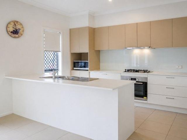 Modern 3 Bedroom Townhouse in Cova Estate Available Now