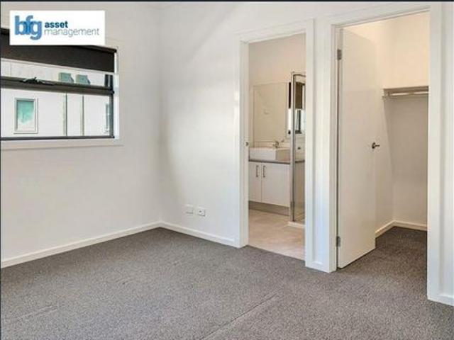 Modern 3 Bedroom Townhouse in Cranbourne North!
