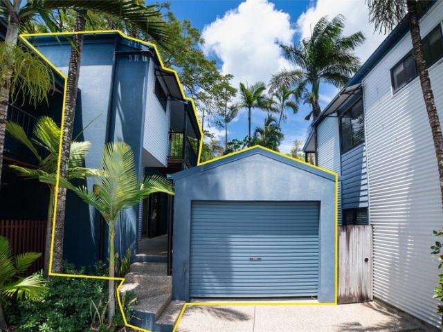 Modern 3 Bedroom Townhouse in Prime Cannonvale Location