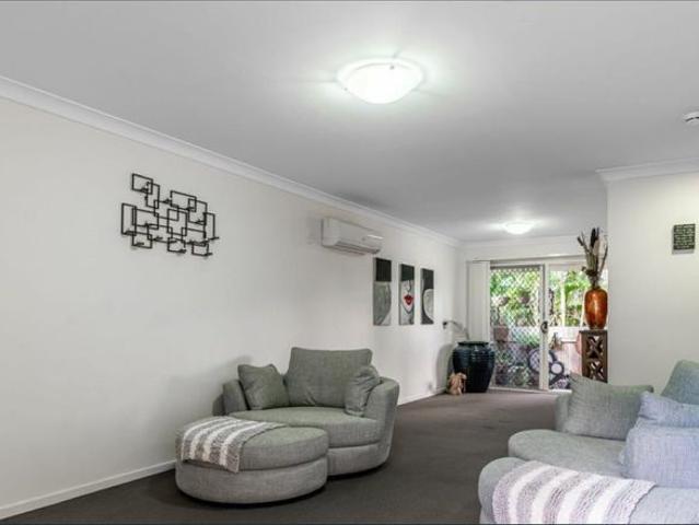 Modern 3 Bedroom Townhouse in Prime Eagleby Location