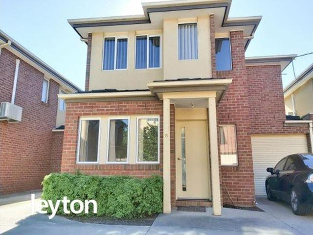 Modern 3 Bedroom Townhouse in Prime Hallam Location