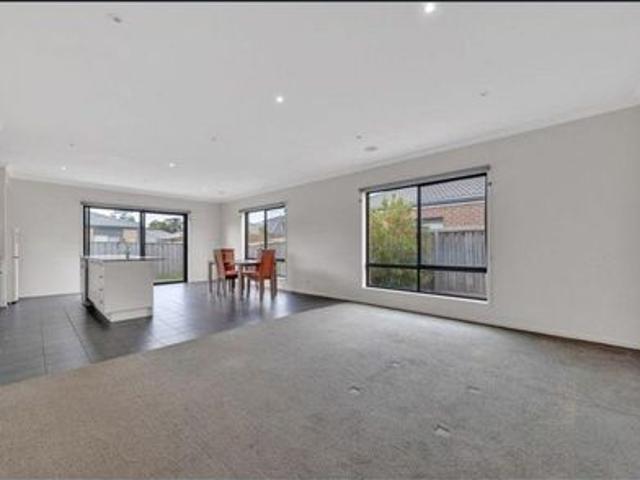 Modern 3 Bedroom Townhouse in Prime Mernda Location