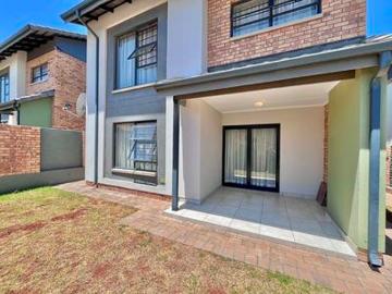 modern 3 bedroom townhouse in secure.