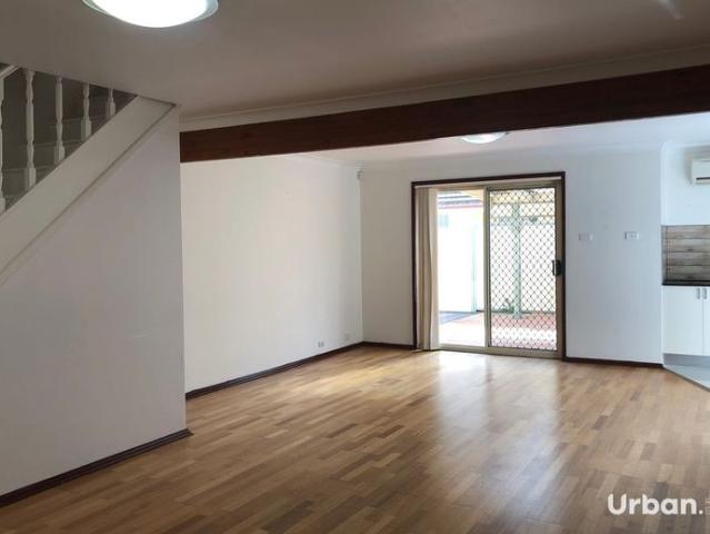 Modern 3 Bedroom Townhouse Near Quakers Hill Train Station