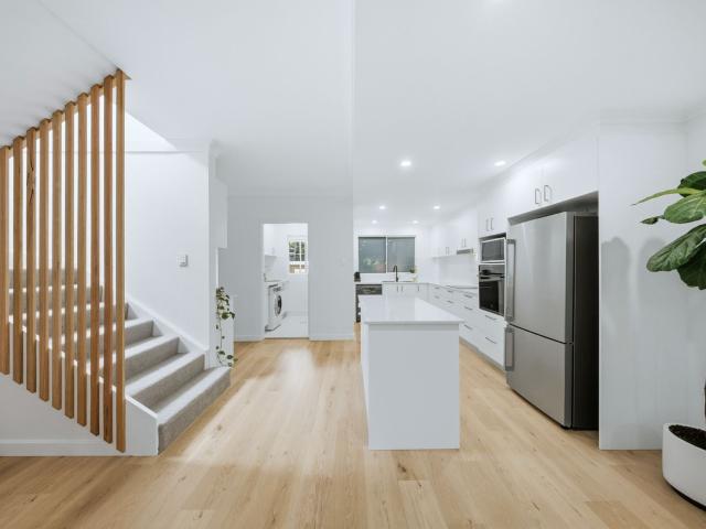 Modern 3 Bedroom Townhouse Steps from Wamberal Beach