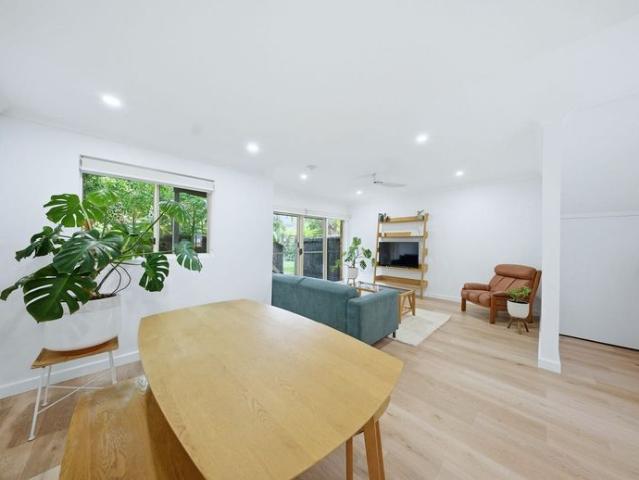 Modern 3 Bedroom Townhouse Steps from Wamberal Beach