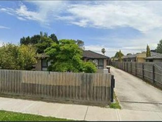 Modern 3 Bedroom Unit in Prime Cranbourne Location