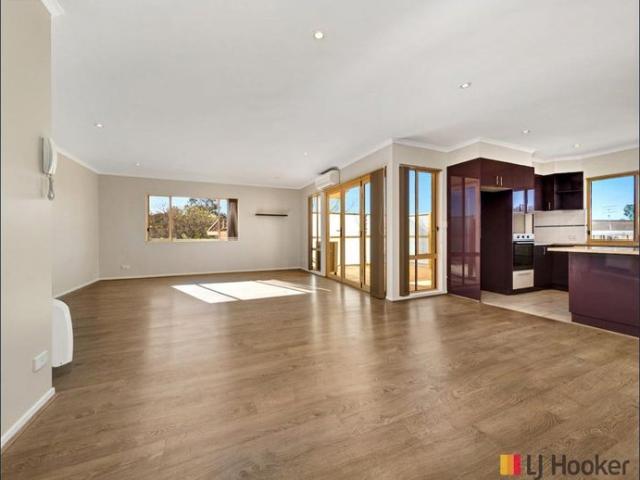 Modern 3 Bedroom Unit Walk to Corrigans Beach