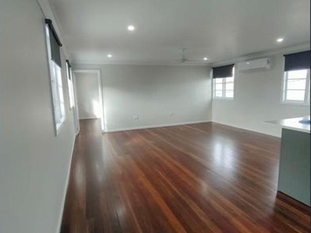 Modern 3 Bedroom Unit with Deck in North Booval