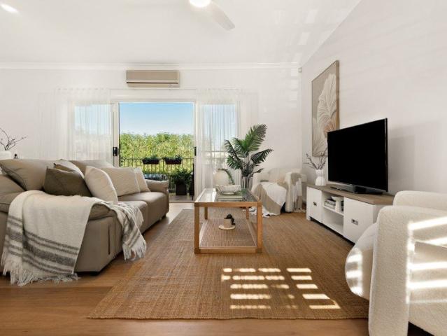 Modern 3 Bedroom Villa with Lock Up Garage
