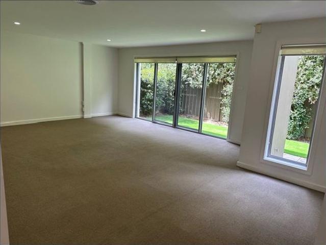 Modern 3 bedroom with ensuite, centrally positioned in Qbn