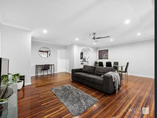 Modern 3 bedroom, 1 bathroom upstairs flat, large shared backyard
