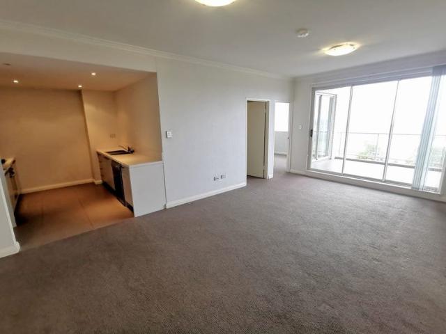 Modern 2 bedroom + Large enclosed study room with build in wardrobe+ 2 bathroom + 3 Car Spaces with big balcony City Skyline View For Sale!