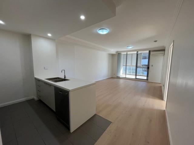 Modern Sunny 3 bedroom +1 Study + 2 bathroom + 1 Car Space with big balcony For Sale!