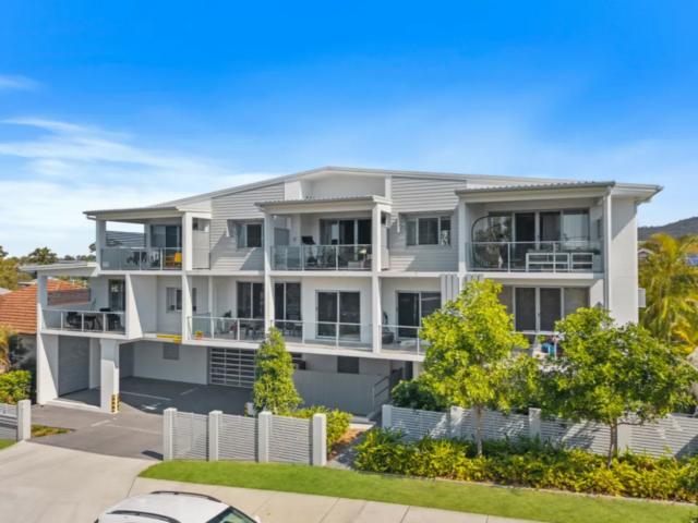 MODERN 3 BEDROOM 2 BATHROOM APARTMENT 2 SECURE CAR SPACES!