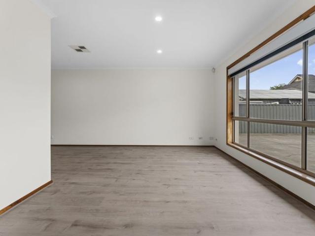 Modern 3 Bedroom, 2 Bathroom Home with Lock Up Garage & Secure Parking