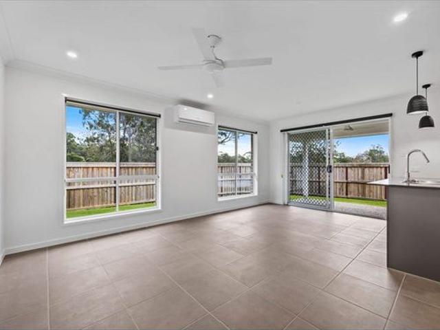 Modern 3 Bedroom, 2 Bathroom Home in Logan Reserve