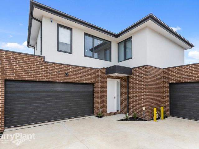 MODERN 3 BEDROOM 2 BATHROOM TOWNHOUSE