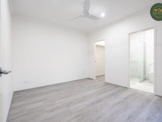 Modern 3 Bedroom, 2 Bathroom Unit in Balga